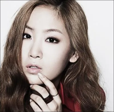 Qui est chanteuse et est ne le 12 fvrier 1992 ?