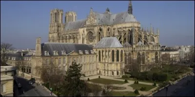 Dans quelle cathédrale les rois de France étaient-ils sacrés ?