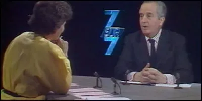 Quel homme politique a chanté "Parlez-moi d'amour" pour Anne Sinclair et les auditeurs de l'émission "7/7" un soir de décembre 1995 ?