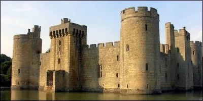 Qu'est-ce qui est rempli d'eau et entoure un château fort ?