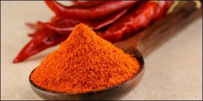 Comment s'appelle cette épice dont le goût est très fort et très piquant, épice que l'on met dans les soupes de poissons, goulaches et risottos ?