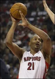 Qui est ce pivot canadien, All-Star en 2004 et ancien joueur des Hornets (Charlotte et New Orleans) et du Heat de Miami ?