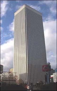 Comment s'appelle ce gratte-ciel qui se trouve dans le quartier d'affaires madrilne ?
