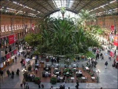 Comment s'appelle la gare principale de Madrid (la plus grande et la plus ancienne) ?