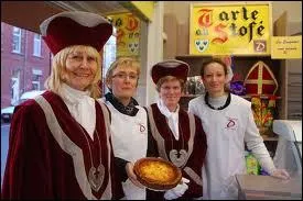 La tarte au 'Stof' (spcialit rgionale belge) est compose de fromage et de crme frache sur de la compote de pommes. Pour la touche sucre, devinez quel ingrdient y est ajout.