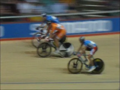 Quel cycliste sur piste franais a t suspendu pour un an le 6 janvier et dchu de son titre mondial de vitesse par l'UCI pour manquement aux obligations de localisation ?