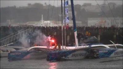 Quel navigateur franais a battu le 6 janvier le record du trophe Jules Vernes (tour du monde en quipage et sans escale) en 45 jours, 13 heures et 42 minutes ?