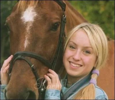 Comment s'appelle la fille sur l'image ?