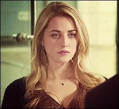 Qui est Lola Rhodes ?