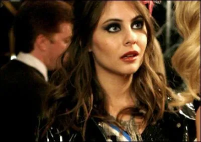 Comment s'appelle, dans la saison 2, l'amie mannequin de Jenny ?