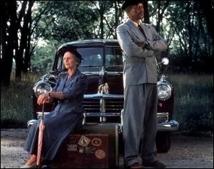 Une vieille dame autoritaire et sche se retrouve dans l'incapacit de conduire sans endommager sa voiture.