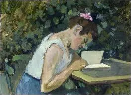 Femme lisant dans un jardin