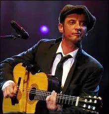  Le coquelicot de ta bouche / Effleure le grain de ma peau / Ce sont tes baisers qui font mouche / Rouge la peau . De qui est cette chanson ?