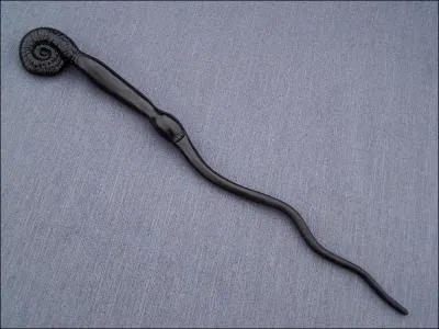 A qui appartient cette si fragile baguette ?