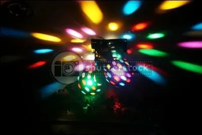 ''Et tu chantes (x3) ce refrain qui te plaît / Et tu tapes (x3) c'est ta façon d'aimer / Ce rythme qui t'entraîne jusqu'au bout de la NUIT / Réveille en toi le tourbillon d'un vent de folie''