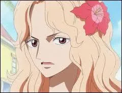 Comment se nomme cette femme aux cheveux roses ?