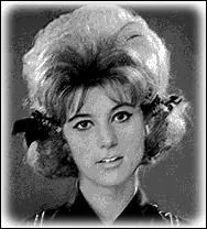 En 1962, elle vend plus de 700 000 exemplaires de son 1er succs ' L'cole est finie ' ... . .