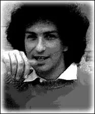 Pianiste, auteur-compositeur-interprte , il dbute sa carrire en 1963 avec ' D'autres filles ' ... .