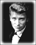 A 14 ans il chante ' Dans les plaines de Far-west '  la tlvision mais sort son 1er 45 tours ' Laisse les filles ' en 1960 ... .