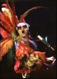 En 1973, Elton John chantait qu'un jour était bien pour se battre : ''------ NIGHT's Allright For Fighting'' .