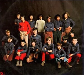 Un clin d'oeil aux petits chanteurs  la croix de bois, version prolo ... il y avait un titre international dans leur rpertoire'Love Lioubov Amour '