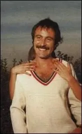 A cette poque il tait 'Chasseur' chez 'Laurette' ... avec moustaches et cheveux