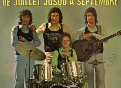 Quatre charmants jeunes hommes se partagent le succs d't 'Et surtout ne m'oublie pas'.