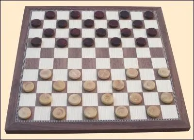 Au dbut d'une partie de ce jeu quels sont les pions qui avancent les premiers ?