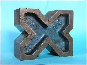 Cale dans laquelle il y a une entaille ayant la forme de notre lettre mystre...