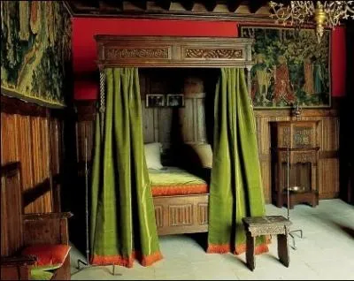 Ouvrage de bois, de tenture, etc. , fait dans l'ancienne forme des ciels de lit et que l'on met en hauteur, au-dessus d'un maitre-autel, d'une chaire  prcher, d'un trne, ...