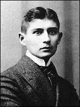 ''Un univers kafkaïen'' fait référence à l'auteur tchèque KAFKA. Cela signifie un univers...