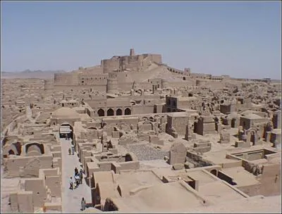 26 dcembre 2003 : un sisme de magnitude 6, 3 sur l'chelle de Richter touche l'Iran. La citadelle historique, joyau de l'architecture iranienne, est quasiment rase. Cette ville est :