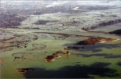 26 dcembre 2004 : un sisme de 9 sur l'chelle de Richter secoue les fonds marins, des vagues gantes s'abattent sur l'Indonsie, la Thalande... Ce tremblement de terre s'est produit :