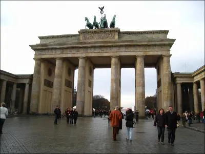 Vous pouvez passer sous cette porte ...