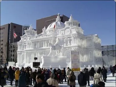 Finalement, voici une sculpture de...