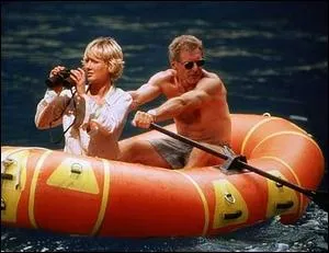 Robin est amene en coucou par le pilote baroudeur et bougon Quinn mais leur avion s'crase sur une le dserte...