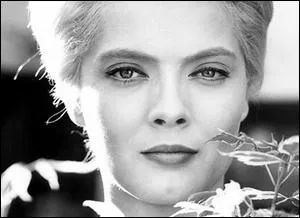 Clo, une jeune et belle chanteuse plutt frivole, craint d'tre atteinte d'un cancer...