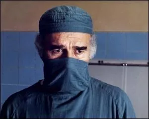 Deux chirurgiens seront victimes de manuvres et de rumeurs les poussant au suicide...