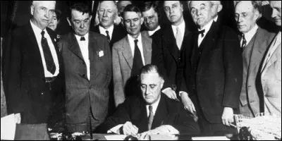 Quelle politique économique a été lancée par le président américain Franklin Roosevelt en 1933 ?