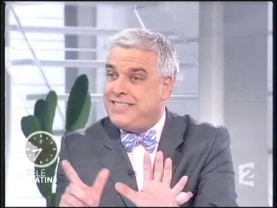 Un petit d'histoire dernire le noeud papillon ...