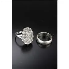 A qui appartenait la bague qu'offre Edward  Bella ?