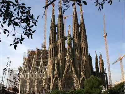 Comment se nomme ce gigantesque btiment religieux en Espagne ?