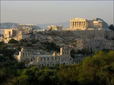 Comment se nomme cet difice en ruines  Athnes en Grce ?