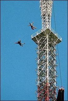 Quel sport extrme consiste  sauter d'un difice en parachute ?