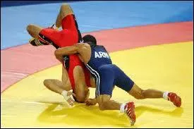 Peut-on utiliser les jambes en lutte grco-romaine ?