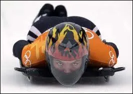 Dans quel sport d'hiver adopte-t-on cette position ?