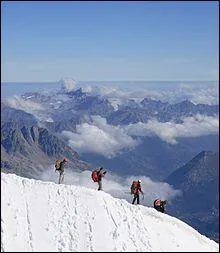Quelle activit sportive se pratique en corde et en haute montagne ?