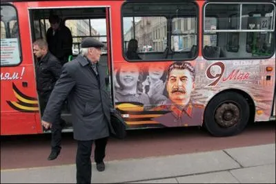 Personne n'aime rater son bus, mais chacun a ses mthodes pour viter de poireauter sur le trottoir. La technique d'un vieil homme en Russie n'est pas recommande ! En effet, il a...