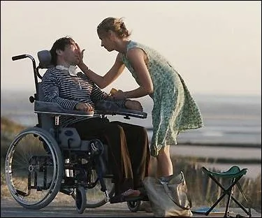 Jean-Dominique souffre d'une paralysie totale, excepte des paupires.