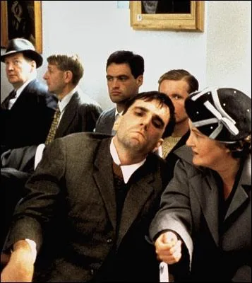 Dans 'My Left Foot', avec quelle partie de son corps Christy Brown, handicap de naissance, parvient-il  peindre ?